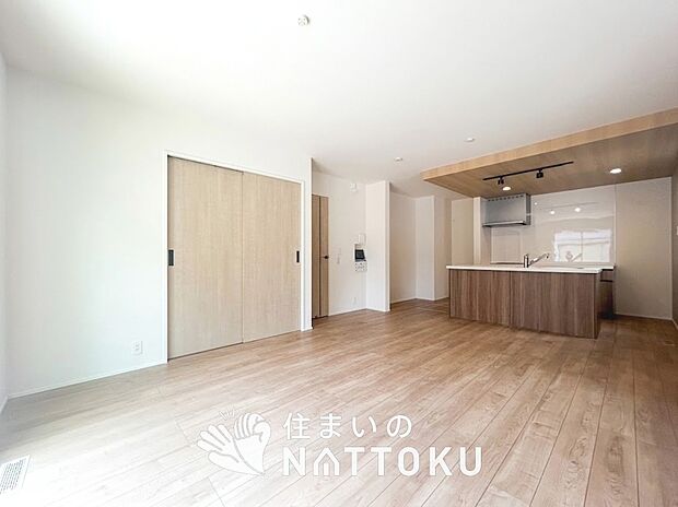 現地写真(リビング)
フローリング材には、木目、色調など木材特有の風合いがあり、ナチュラルな美しさになっています。