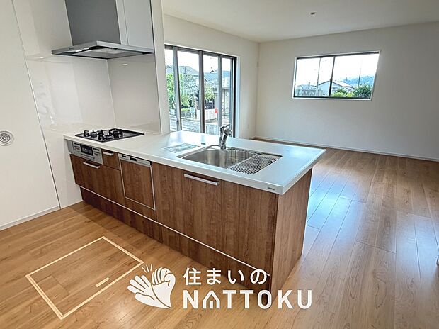 現地写真（キッチン）
収納たっぷりのシステムキッチン、浄水器付水栓を標準装備しています。

