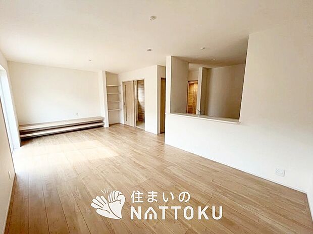 現地写真(リビング)
フローリング材には、木目、色調など木材特有の風合いがあり、ナチュラルな美しさになっています。
