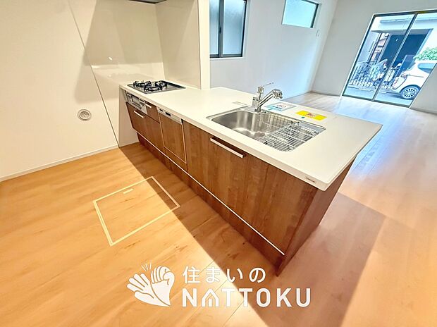 現地写真（キッチン）
収納たっぷりのシステムキッチン、浄水器付水栓を標準装備しています。
