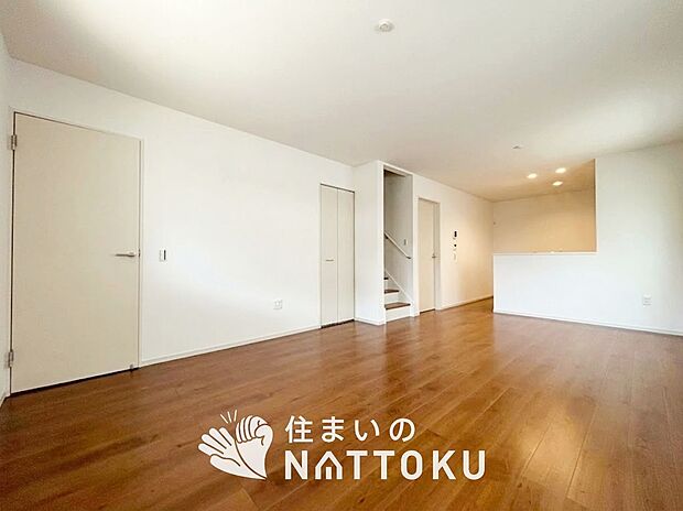 現地写真（リビング）
フローリング材には、木目、色調など木材特有の風合いがあり、ナチュラルな美しさになっています。

