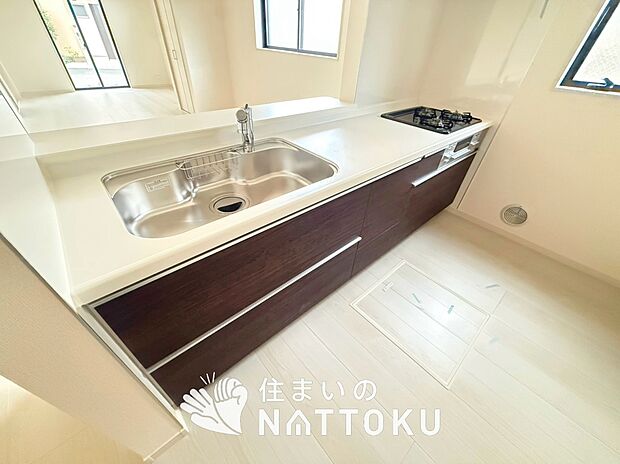 現地写真（キッチン）
収納たっぷりのシステムキッチン、浄水器付水栓を標準装備しています。
