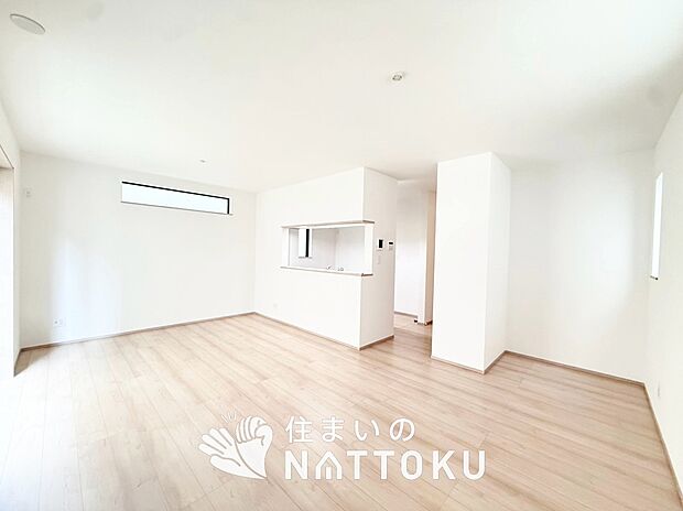 現地写真（リビング）
フローリング材には、木目、色調など木材特有の風合いがあり、ナチュラルな美しさになっています。
