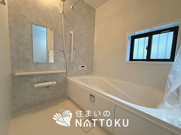 現地写真（浴室）
浴室暖房乾燥機付き。１坪タイプで広々です。
