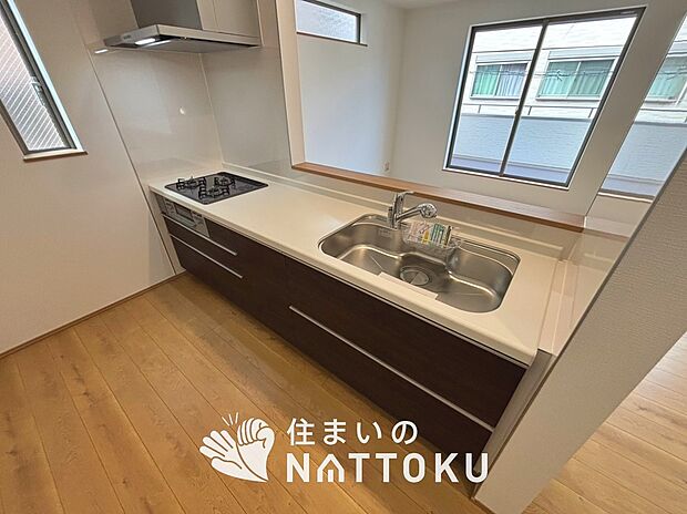 現地写真(キッチン)
収納たっぷりのシステムキッチン、浄水器付水栓を標準装備しています。