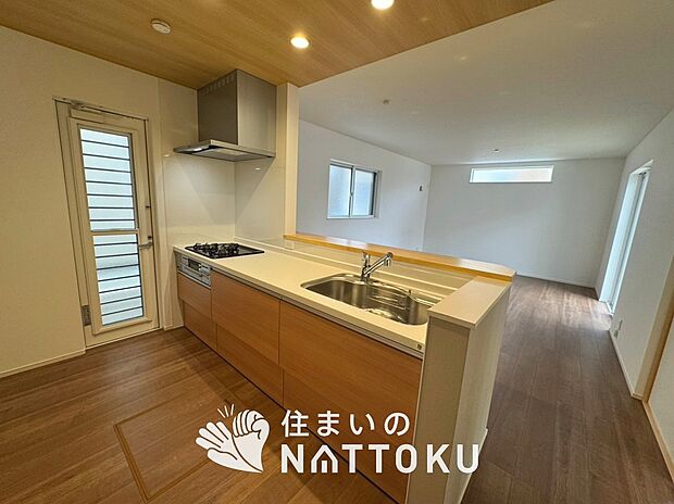 現地写真(キッチン)
収納たっぷりのシステムキッチン、浄水器付水栓を標準装備しています。