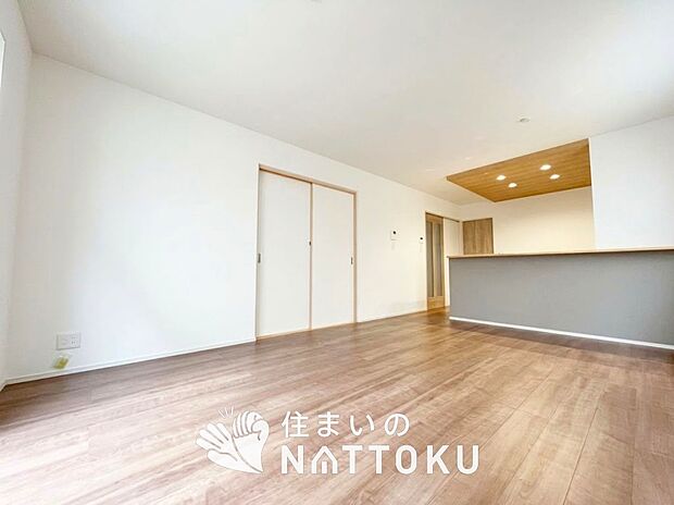 現地写真（リビング）
フローリング材には、木目、色調など木材特有の風合いがあり、ナチュラルな美しさになっています。※インテリアはCGによるイメージです。
