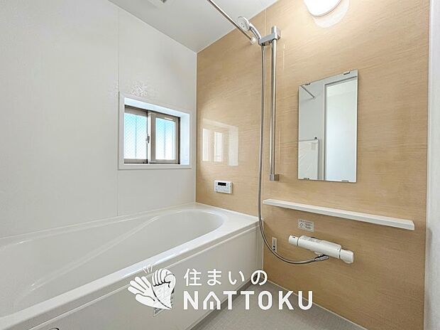 現地写真（浴室）
浴室暖房乾燥機付き。１坪タイプで広々です。
