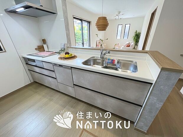 現地写真(キッチン)
収納たっぷりのシステムキッチン、浄水器付水栓を標準装備しています。