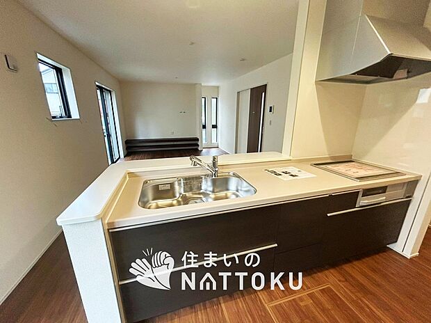 現地写真(キッチン)
収納たっぷりのシステムキッチン、浄水器付水栓を標準装備しています。