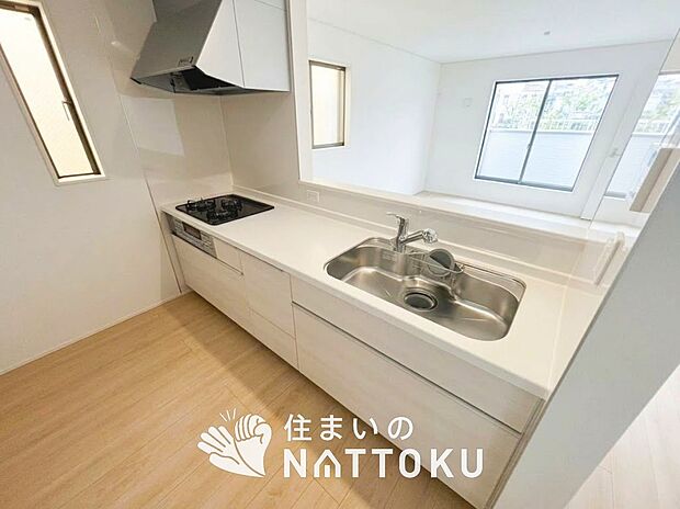 現地写真（キッチン）
収納たっぷりのシステムキッチン、浄水器付水栓を標準装備しています。
