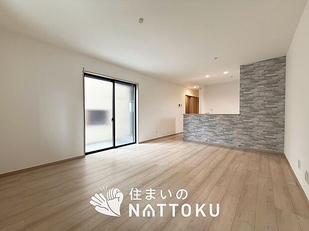 現地写真(リビング)
フローリング材には、木目、色調など木材特有の風合いがあり、ナチュラルな美しさになっています。