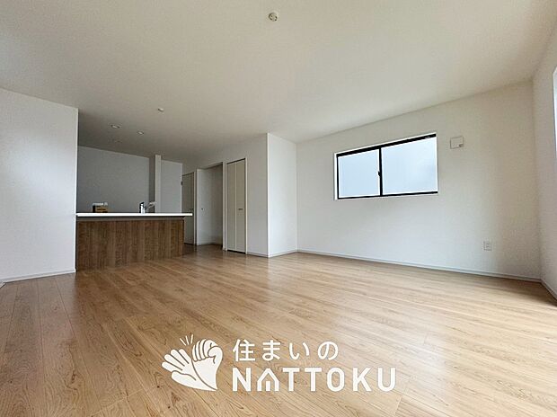現地写真(リビング)
フローリング材には、木目、色調など木材特有の風合いがあり、ナチュラルな美しさになっています。