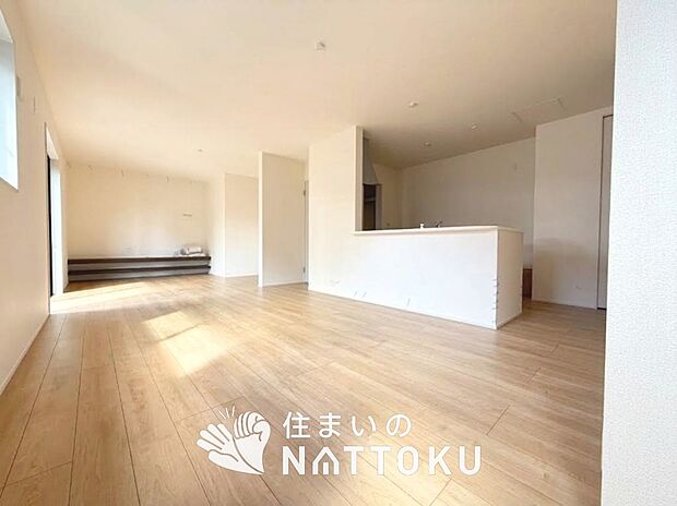 現地写真（リビング）
フローリング材には、木目、色調など木材特有の風合いがあり、ナチュラルな美しさになっています。