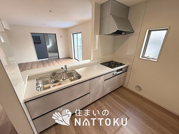 現地写真(キッチン)
収納たっぷりのシステムキッチン、浄水器付水栓を標準装備しています。