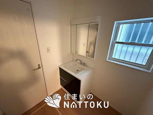 【洗面台・洗面所】鏡の両サイドは、必要なものを取出しやすく、大きな鏡面で朝の準備も快適。
使いやすいリフトアップ機能付きのシングルレバーシャワー水栓付です。