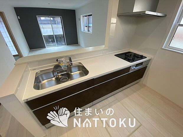 【現地写真（キッチン）】収納たっぷりのシステムキッチン、浄水器付水栓を標準装備しています。