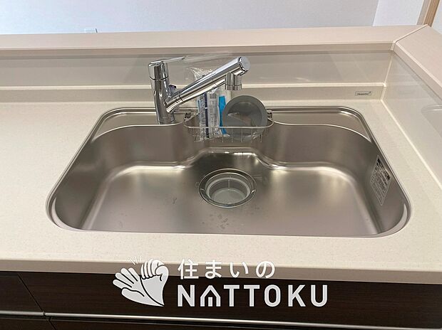 【浄水器内臓ハンドシャワー付シンク】広々とした凸型シンクに洗剤ポケットを標準装備。すっきり収納できます。
また、蛇口の先端に浄水器を内蔵しているため場所をとりません。
