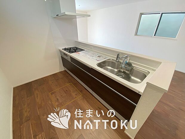 【現地写真(キッチン)】収納たっぷりのシステムキッチン、浄水器付水栓を標準装備しています。