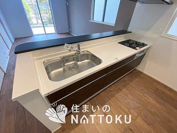 【現地写真（キッチン）】収納たっぷりのシステムキッチン、浄水器付水栓を標準装備しています。