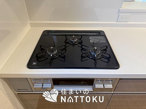 【ビルトインコンロ】フラットな構造で清掃性が高く、過熱防止センサー付3口タイプで日頃の家事も快適です。