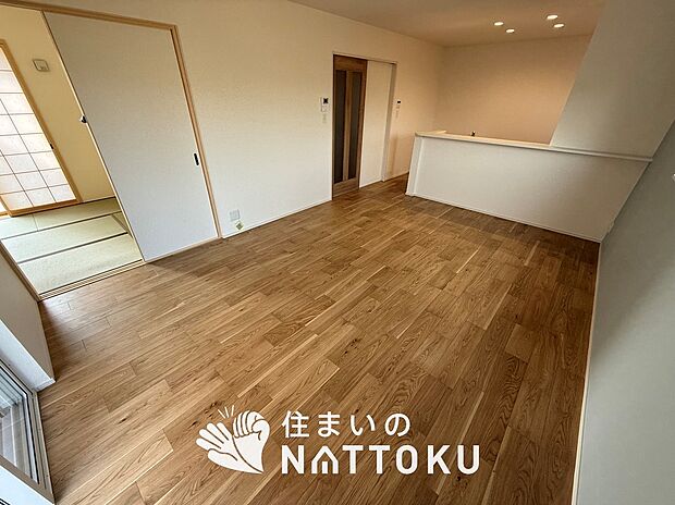 【現地写真(リビング)】フローリング材には、木目、色調など木材特有の風合いがあり、ナチュラルな美しさになっています。