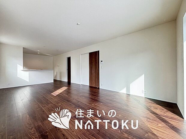 【現地写真（リビング）】フローリング材には、木目、色調など木材特有の風合いがあり、ナチュラルな美しさになっています。