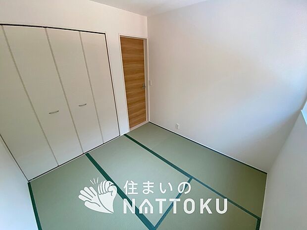 【現地写真（和室）】大壁仕様の新和室。くつろぎの空間です。