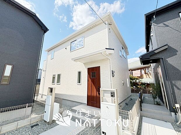 【現地写真（外観）【２号地】】雨で汚れを落とし、耐久性・耐候性に優れた外壁を使用しています。