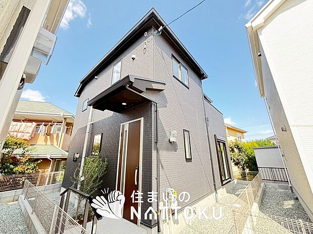 【現地写真（外観）【３号地】】軽くて火災に強い屋根材を採用し、地震時の建物への負担や揺れを軽減しています。