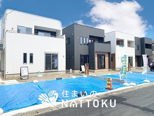 【現地写真（街並み）】軽くて火災に強い屋根材を採用し、地震時の建物への負担や揺れを軽減しています。