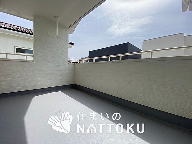 【バルコニー】奥行きが広く、洗濯物をゆったりと干せる十分な広さで、家族の洗濯も捗ります。