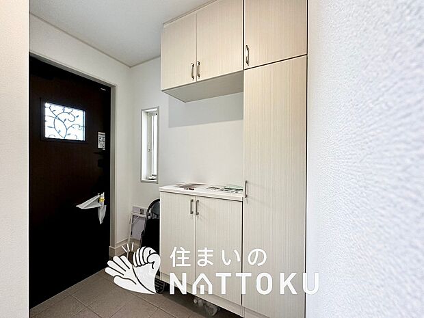 【現地写真（玄関）】玄関には、大型のシューズ収納を設置しています。