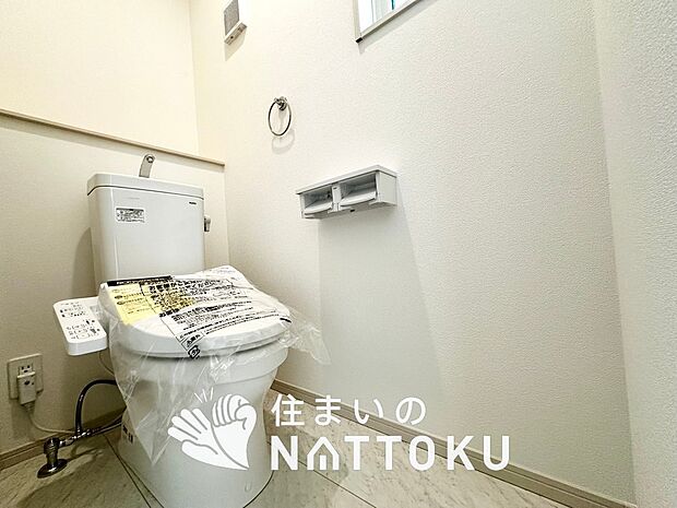 【トイレ】汚れてもサッとひと拭きでお手入れ簡単、エコ仕様の温水洗浄便座付きのトイレです。
バリアフリーにも配慮しています。