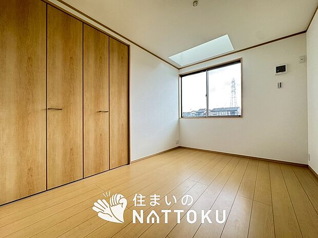 【現地写真（洋室）】木目の美しさを際立たせるシンプルデザインの建具を使用しています。