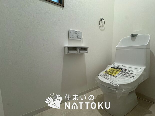 【トイレ】汚れてもサッとひと拭きでお手入れ簡単、エコ仕様の温水洗浄便座付きのトイレです。
バリアフリーにも配慮しています。