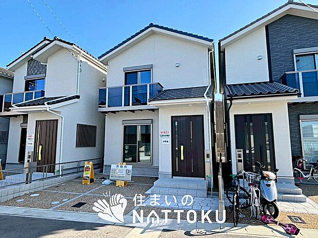 【現地写真（外観）【８号地】】軽くて火災に強い屋根材を採用し、地震時の建物への負担や揺れを軽減しています。