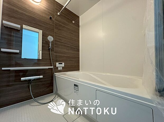 【現地写真（浴室）】浴室暖房乾燥機付き。１坪タイプで広々です。