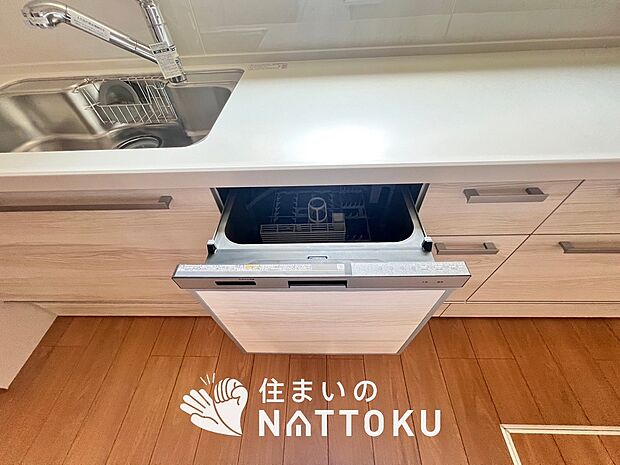 【食器洗い乾燥機】食後の時間にゆとりを与えてくれる食器洗い乾燥機。
操作ボタンも上面にあるので、腰をかがめずに操作ができラクラクです。