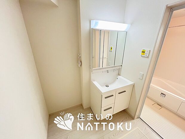 【洗面台・洗面所 】鏡の両サイドは、必要なものを取出しやすく、大きな鏡面で朝の準備も快適。
使いやすいリフトアップ機能付きのシングルレバーシャワー水栓付です。