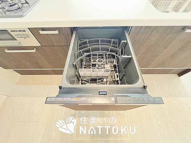 【食器洗い乾燥機】食後の時間にゆとりを与えてくれる食器洗い乾燥機。
操作ボタンも上面にあるので、腰をかがめずに操作ができラクラクです。