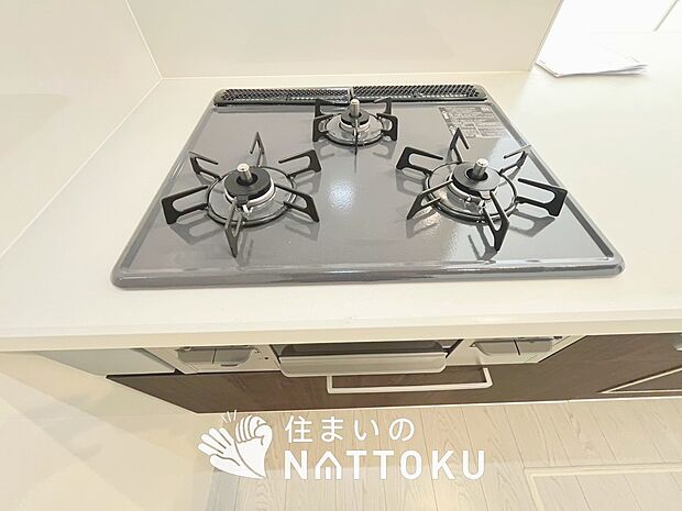 【ビルトインコンロ 】フラットな構造で清掃性が高く、過熱防止センサー付3口タイプで日頃の家事も快適です。