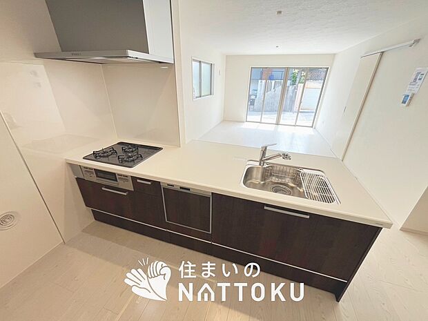 【現地写真(キッチン)】収納たっぷりのシステムキッチン、浄水器付水栓を標準装備しています。