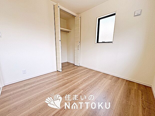 【現地写真（寝室）】木目の美しさを際立たせるシンプルデザインの建具を使用しています。