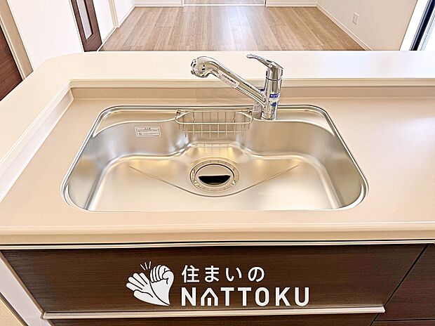 【浄水器内臓型ハンドシャワー付シンク】傷や汚れが付きにくい静音仕様の全面エンボス加工シンク。
また、蛇口の先端に浄水器を内蔵。浄水シャワーが使える毎分4リットルのたっぷり浄水。