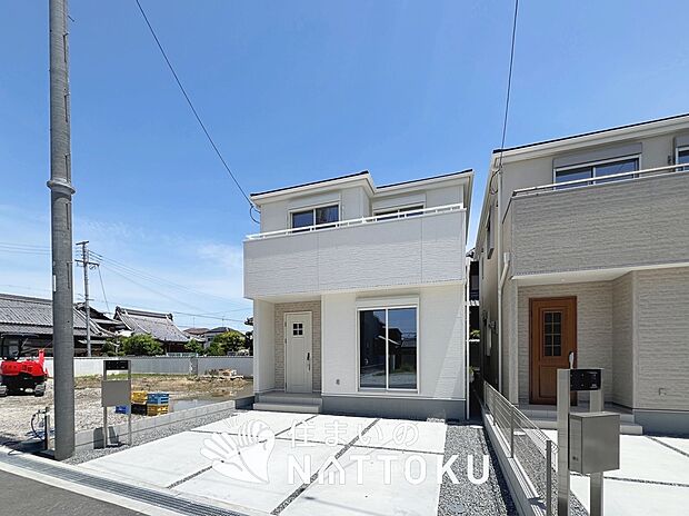 【現地写真（外観）【8-1号地】】軽くて火災に強い屋根材を採用し、地震時の建物への負担や揺れを軽減しています。