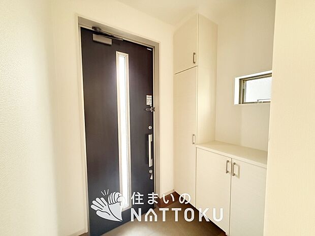 【現地写真(玄関)】玄関には、大型のシューズ収納を設置しています。