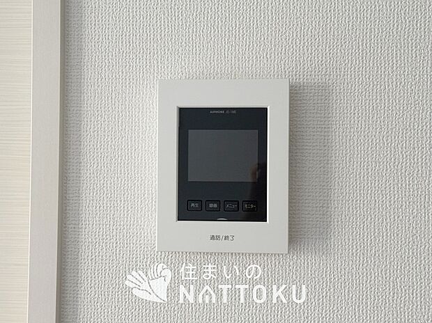 【TVモニター付インターホン】来訪者を画像と音声で確認できる、防犯性に優れた安心のシステム。
スッキリしたデザインで、誰でも簡単に操作できます。