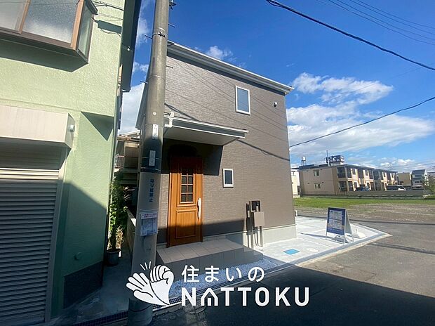 【現地写真（外観）】雨で汚れを落とし、耐久性・耐候性に優れた外壁を使用しています。