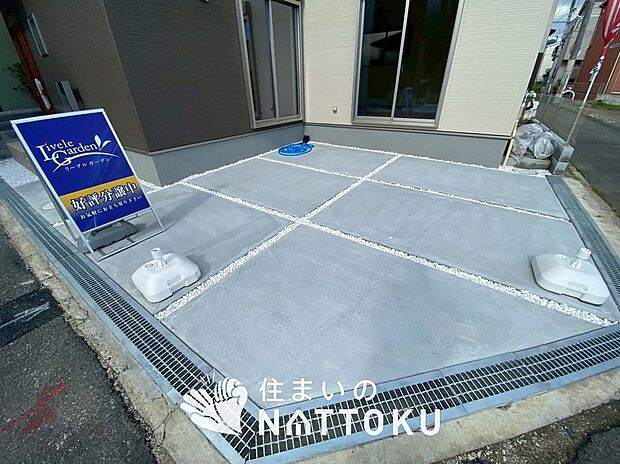 【現地写真（駐車場）】駐車スペースが広く、運転が苦手な方も安心です。